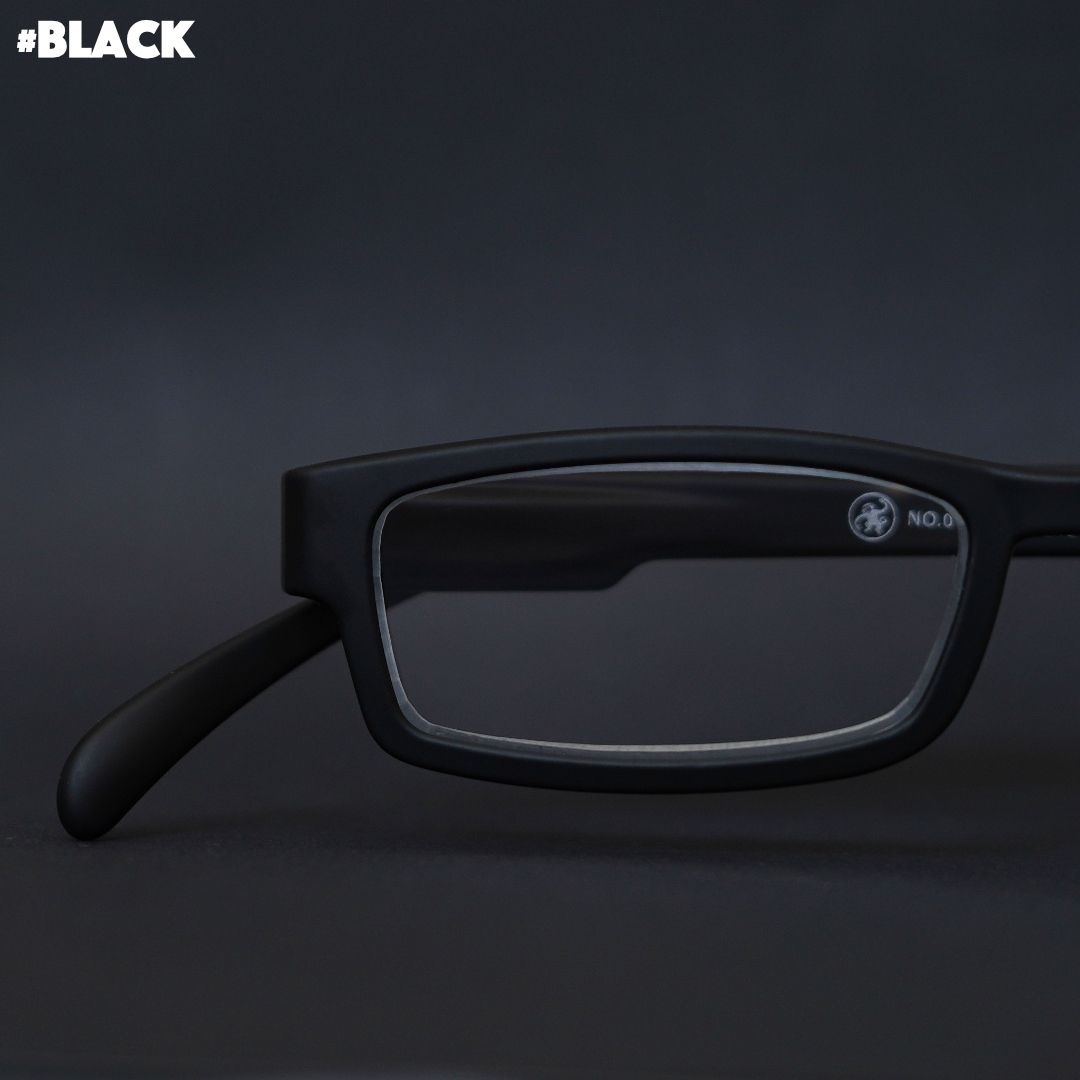 Eine schwarze Lesebrille auf schwarzem Hintergrund.