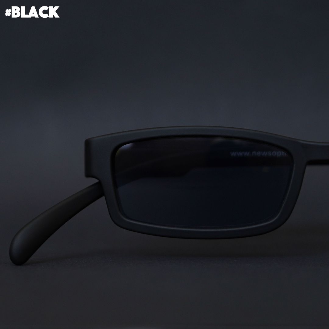 Eine schwarze Sonnenlesebrille auf schwarzem Hintergrund