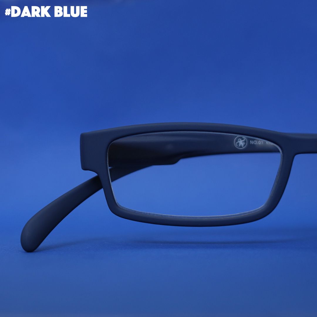 Eine dunkelblaue Lesebrille auf blauem Hintergrund.