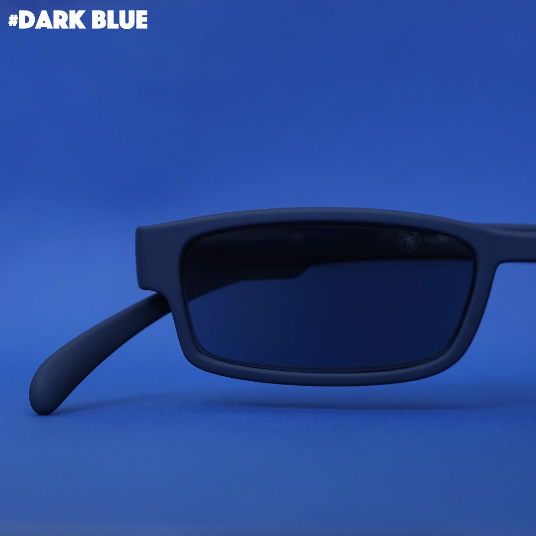 Eine dunkelblaue Sonnenlesebrille auf blauem Hintergrund