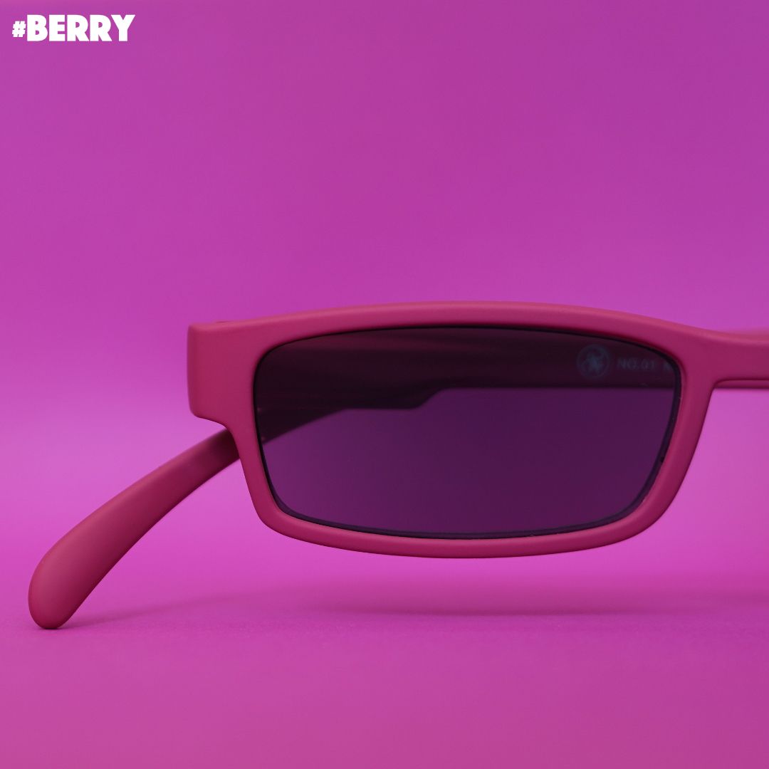 Eine Beeren farbene Sonnenlesebrille auf pinkem Hintergrund