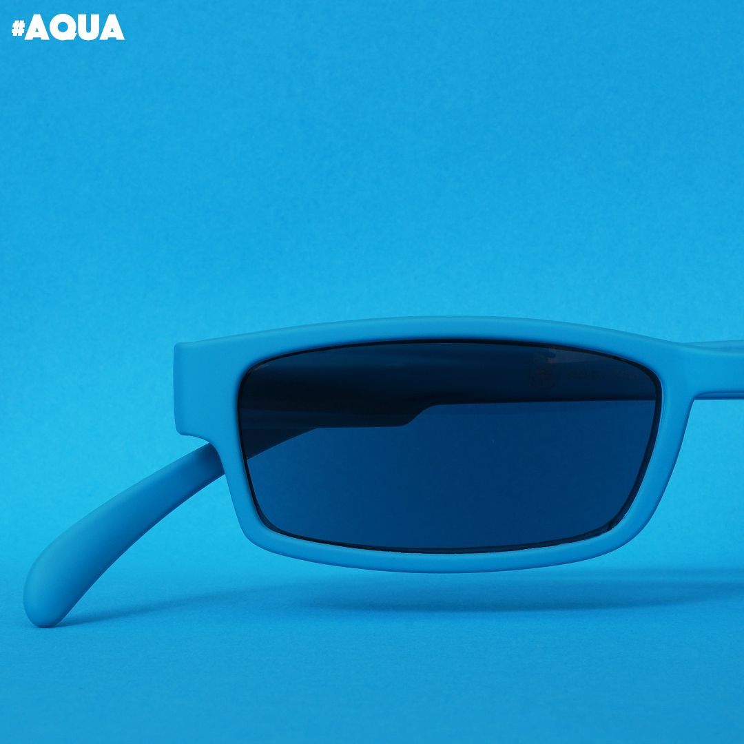 Eine aqua farbene Sonnenlesebrille auf blauem Hintergrund