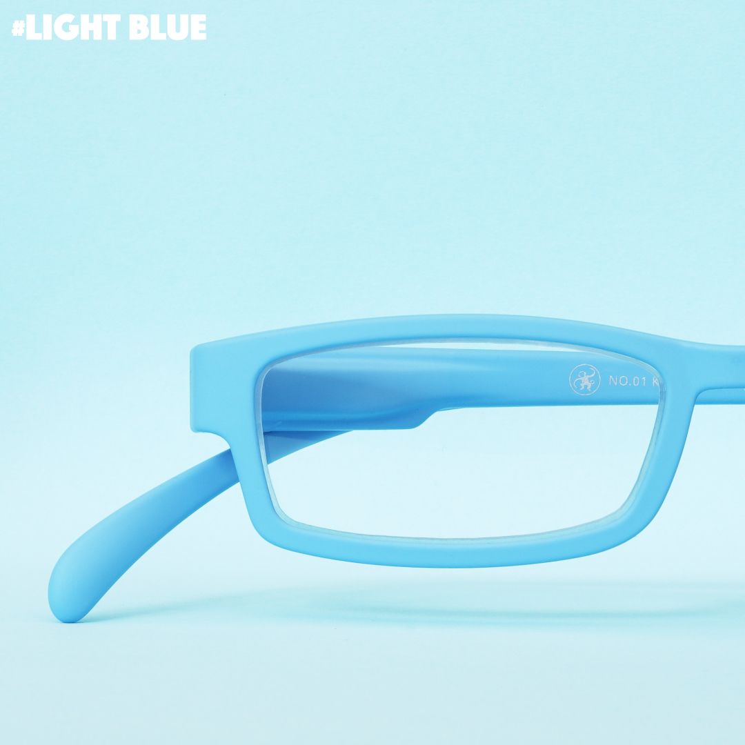 Eine hellblaue Lesebrille auf blauem Hintergrund.