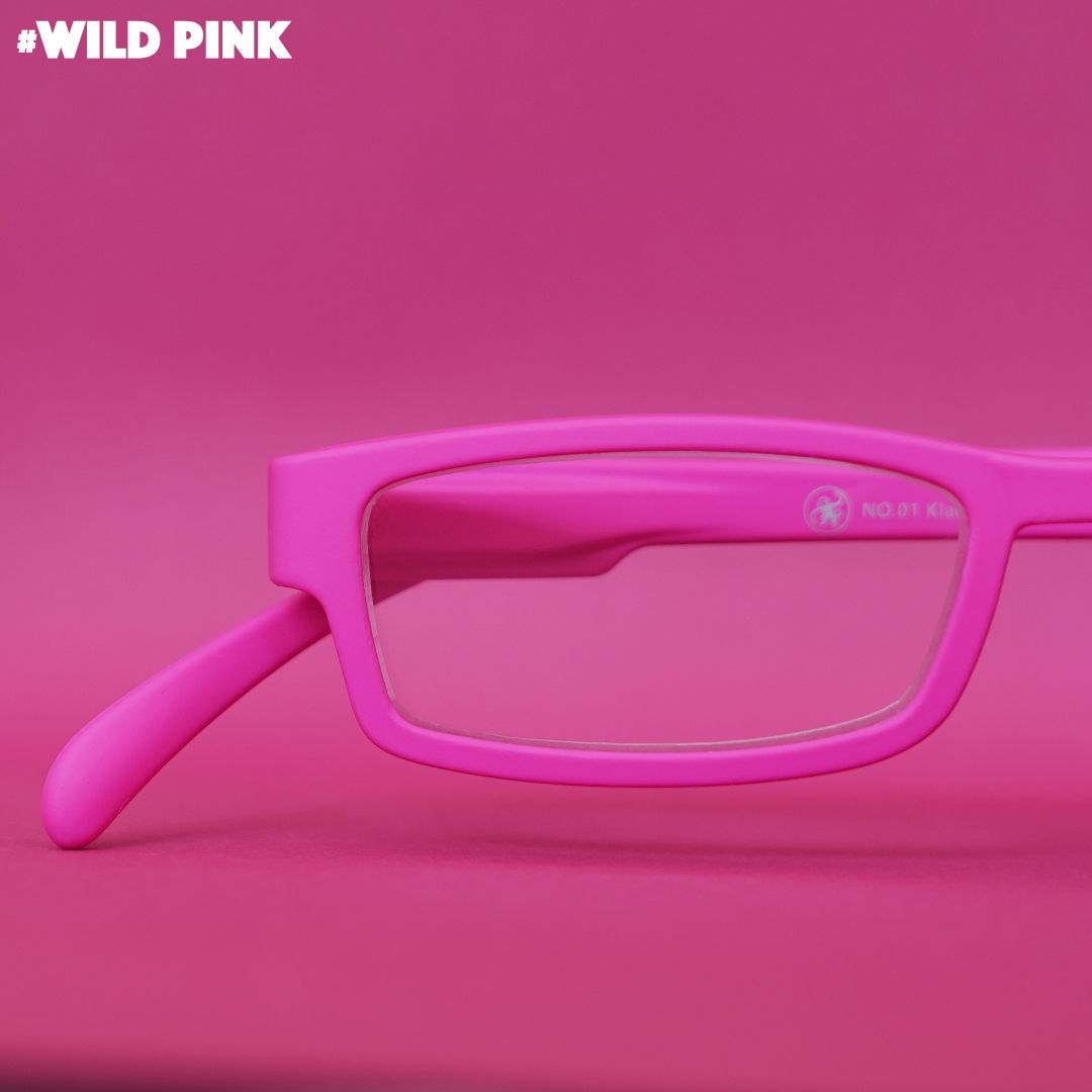Eine pinke Lesebrille auf pinkem Hintergrund.