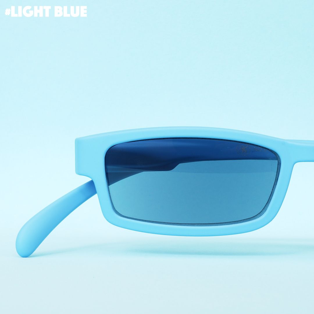 Eine hellblaue Sonnenlesebrille auf blauem Hintergrund