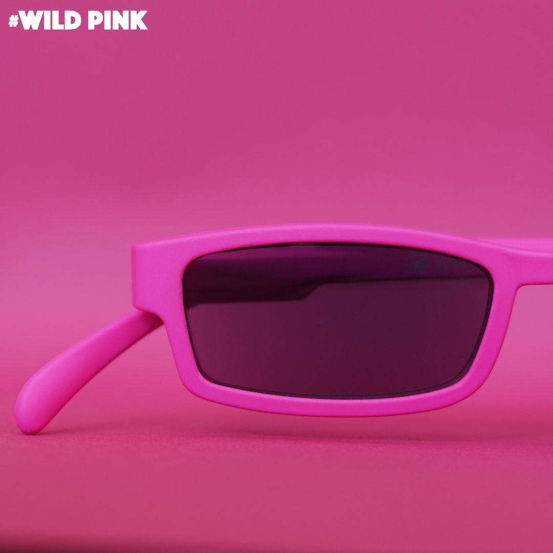 Eine pinke Sonnenlesebrille auf pinkem Hintergrund