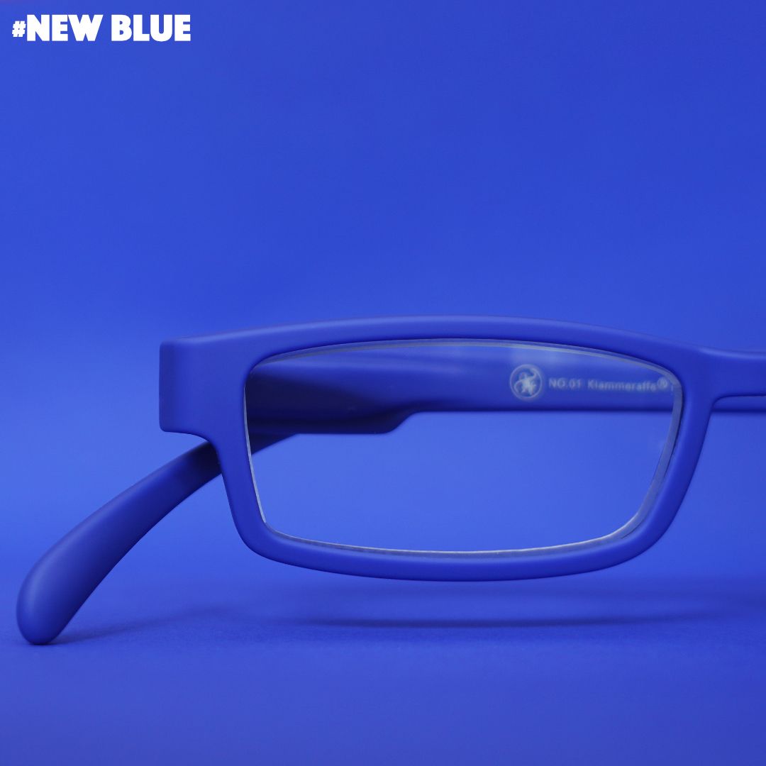Eine blaue Lesebrille auf blauem Hintergrund.