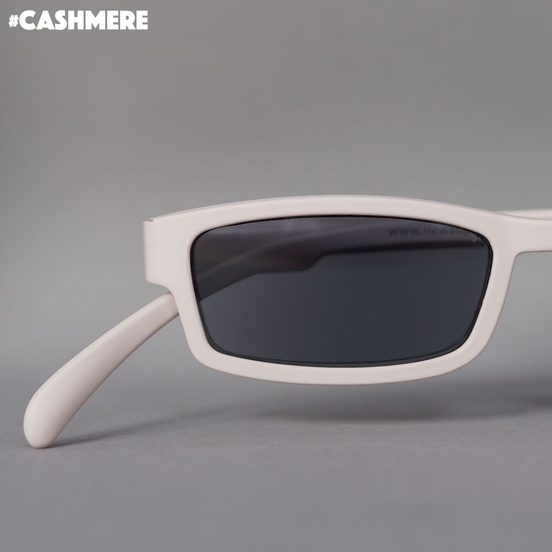 Eine cashmere Farben Sonnenlesebrille auf braunem Hintergrund