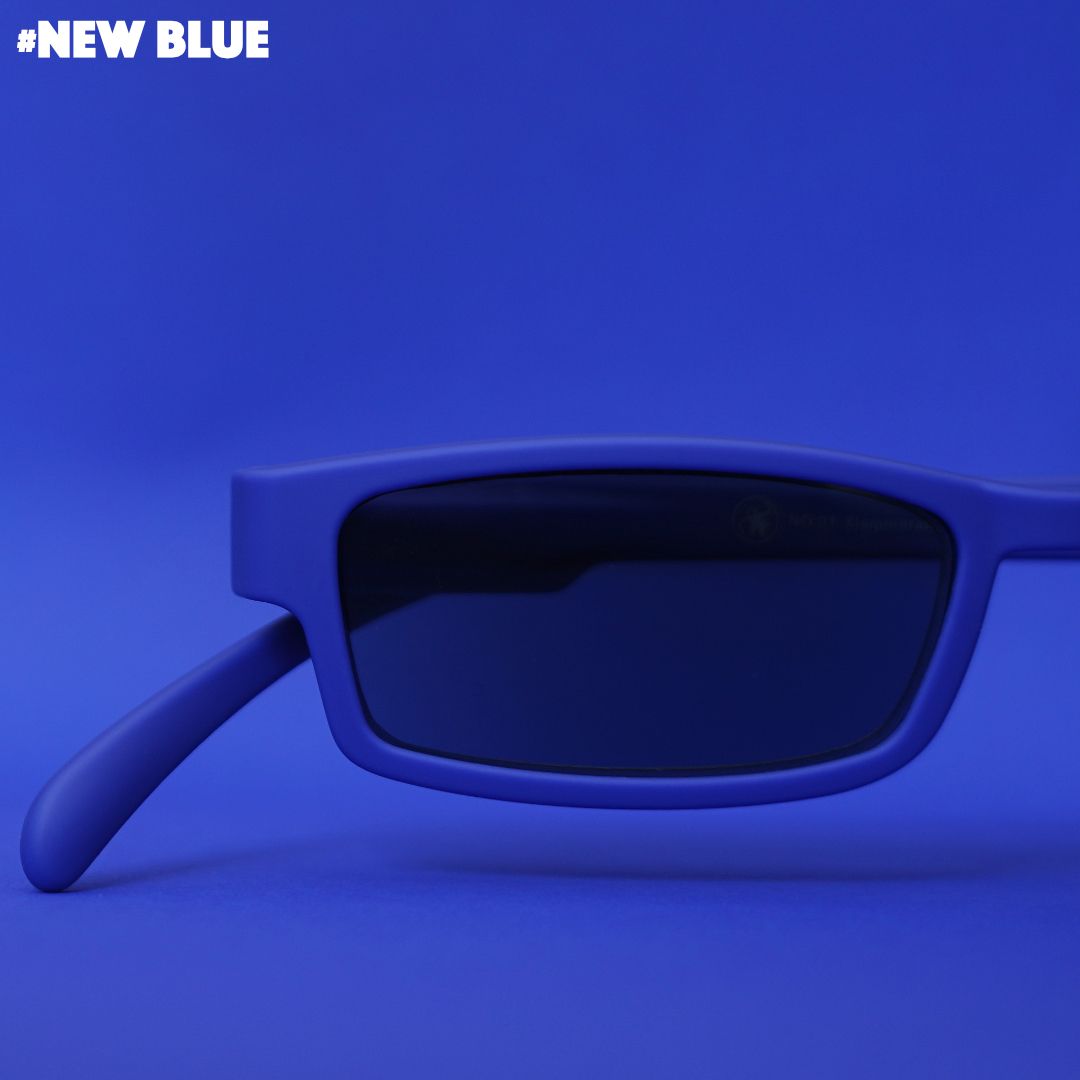 Eine blaue Sonnenlesebrille auf blauem Hintergrund