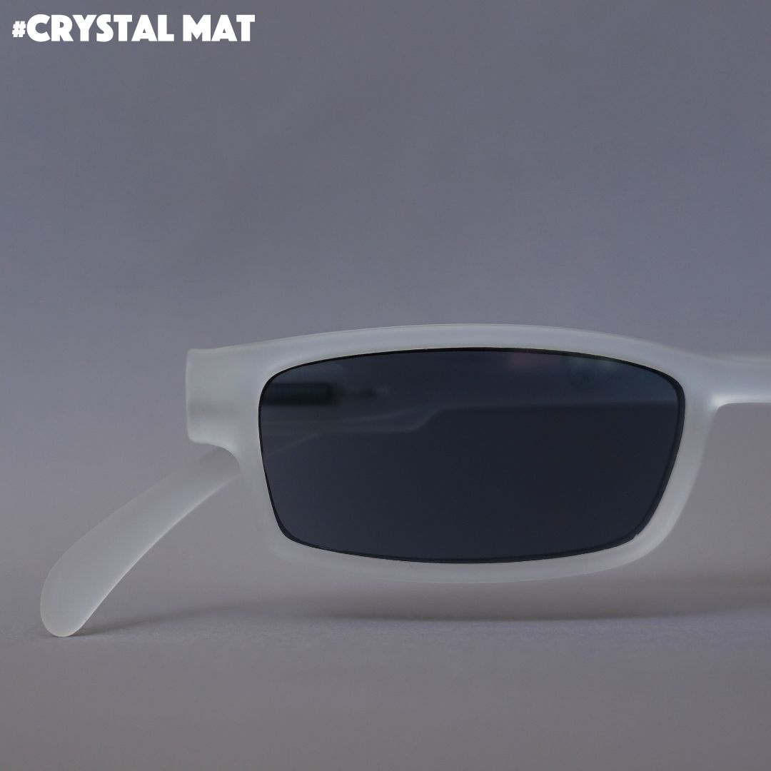 Eine weiß transparente Sonnenlesebrille auf grauem Hintergrund