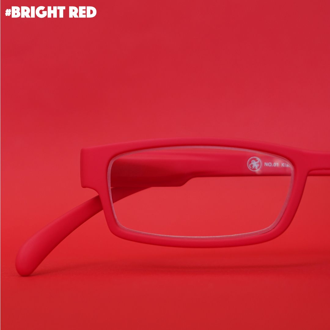 Eine knallrote Lesebrille auf rotem Hintergrund.