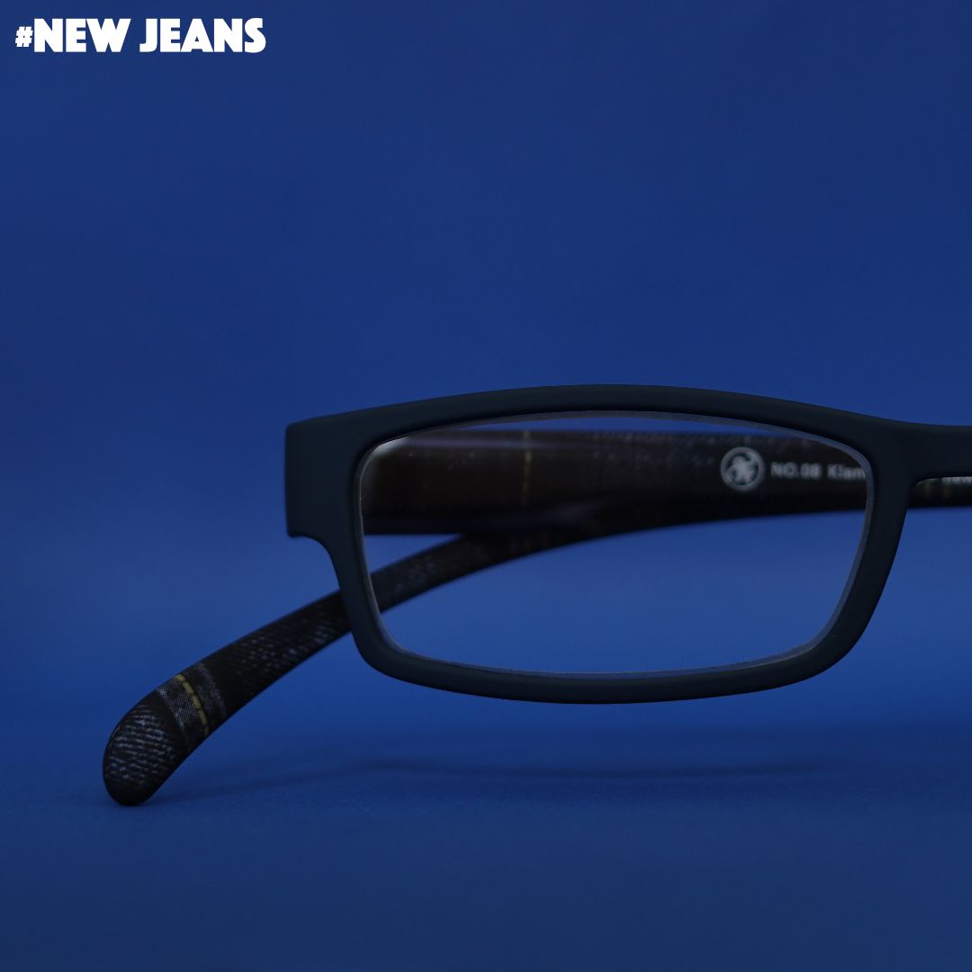 Eine blaue Lesebrille mit Bügeln im  Jeans Look auf blauem Hintergrund.