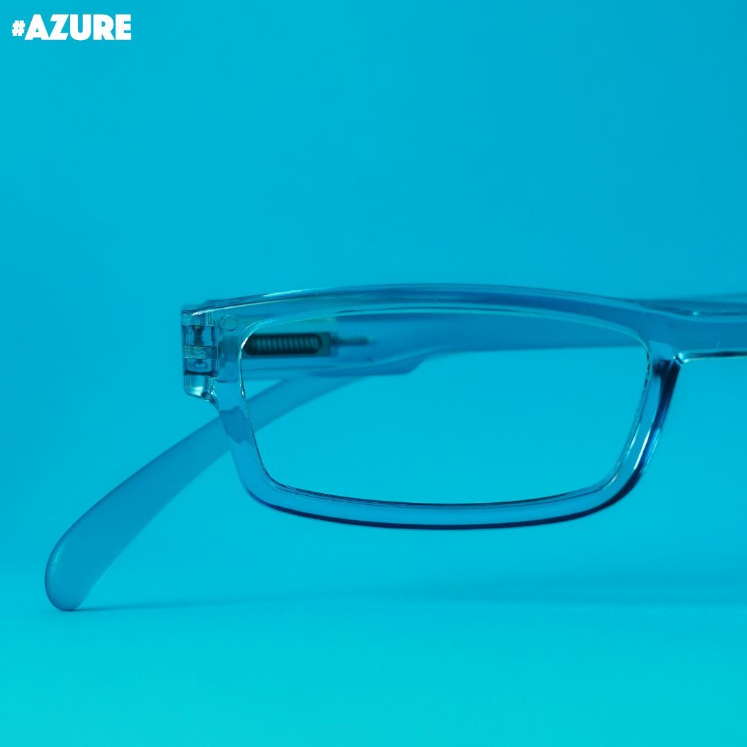 Eine Lesebrille mit azure farbener front und blauen Bügeln auf blauem Hintergrund.