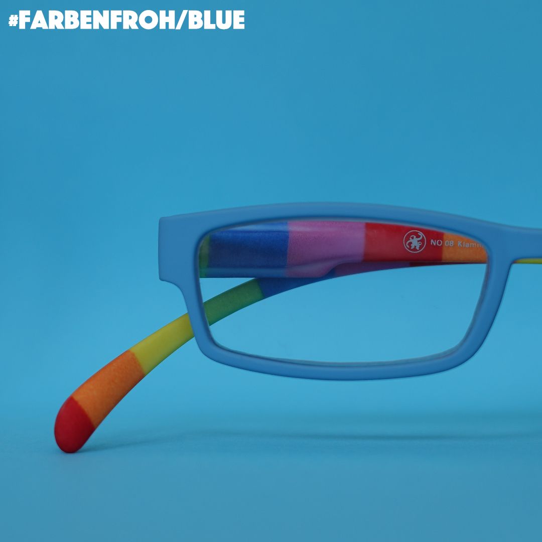 Eine blaue Lesebrille mit Bügeln im  gestreiften bunten Look auf blauem Hintergrund.