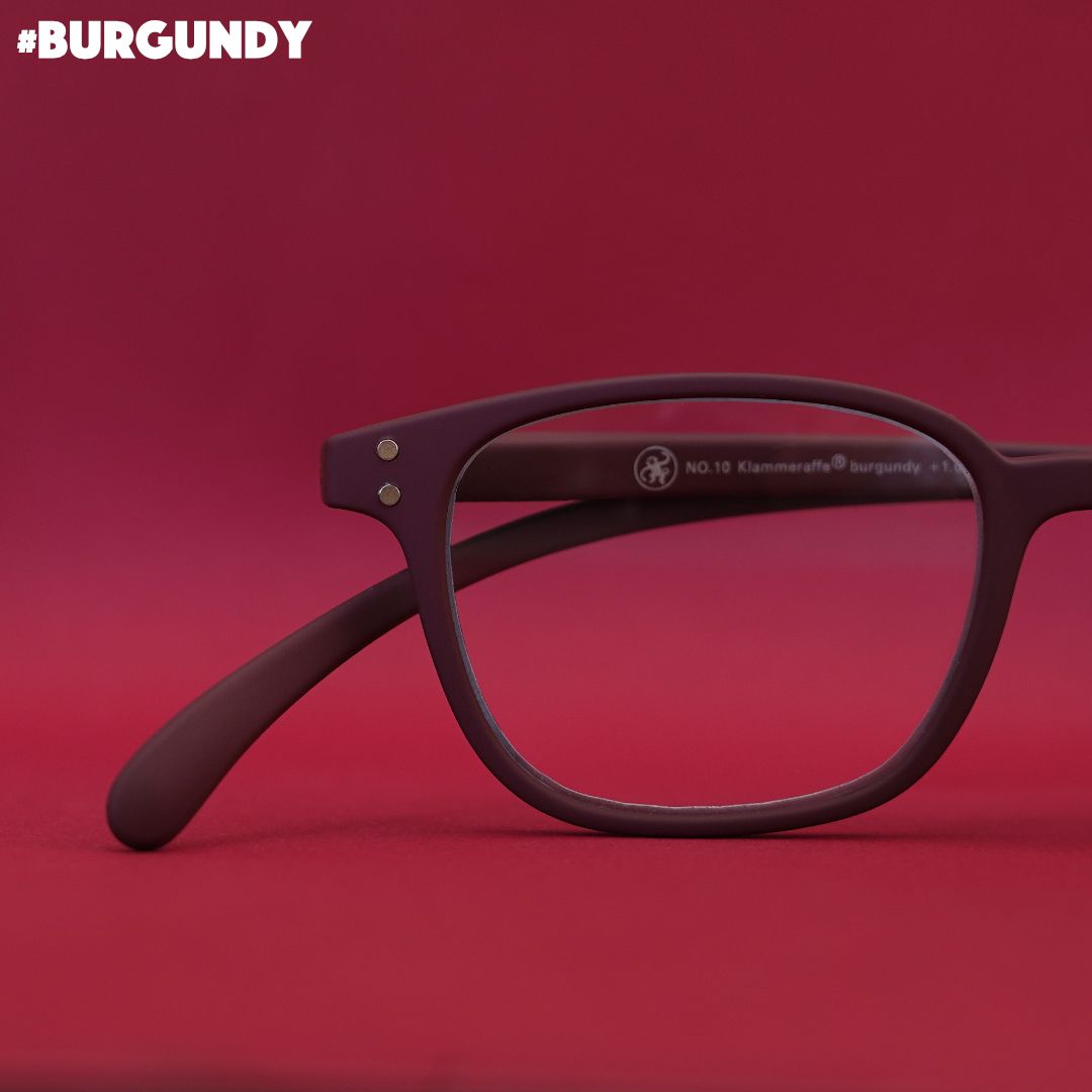 Eine rote Brille  auf rotem Untergrund.