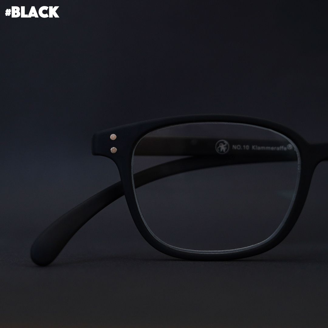 Eine schwarze Brille  auf schwarzem Untergrund.