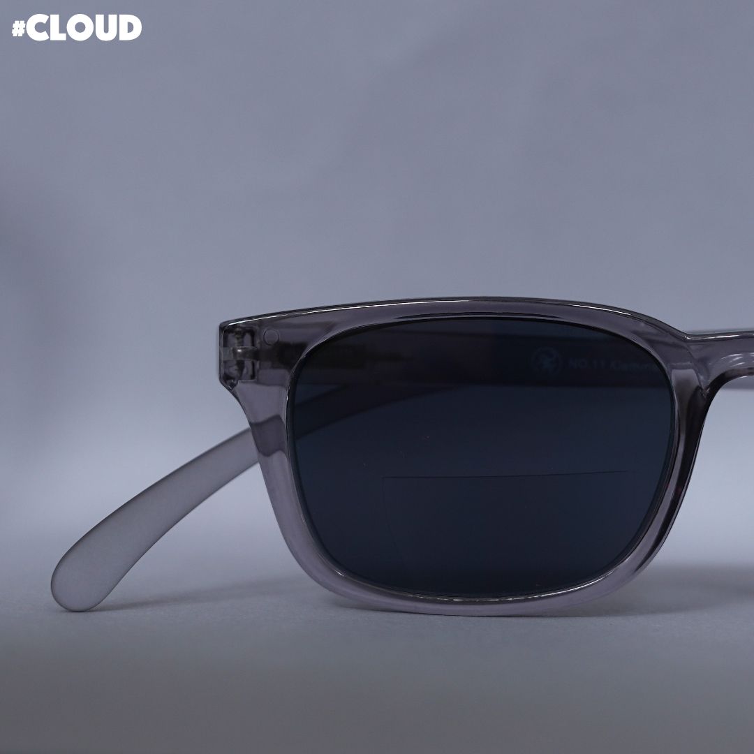 Eine grau transparente Sonnenbrille auf grauem Hintergrund.