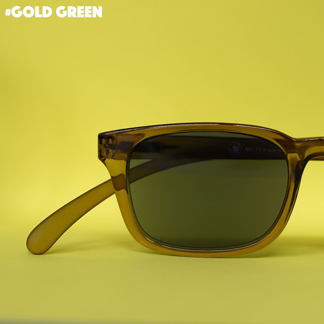 Grün transparente Brille auf grünem Hintergrund.