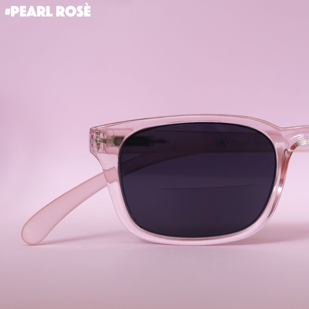 Eine rosé transparente Sonnenbrille auf pinkem Hintergrund.