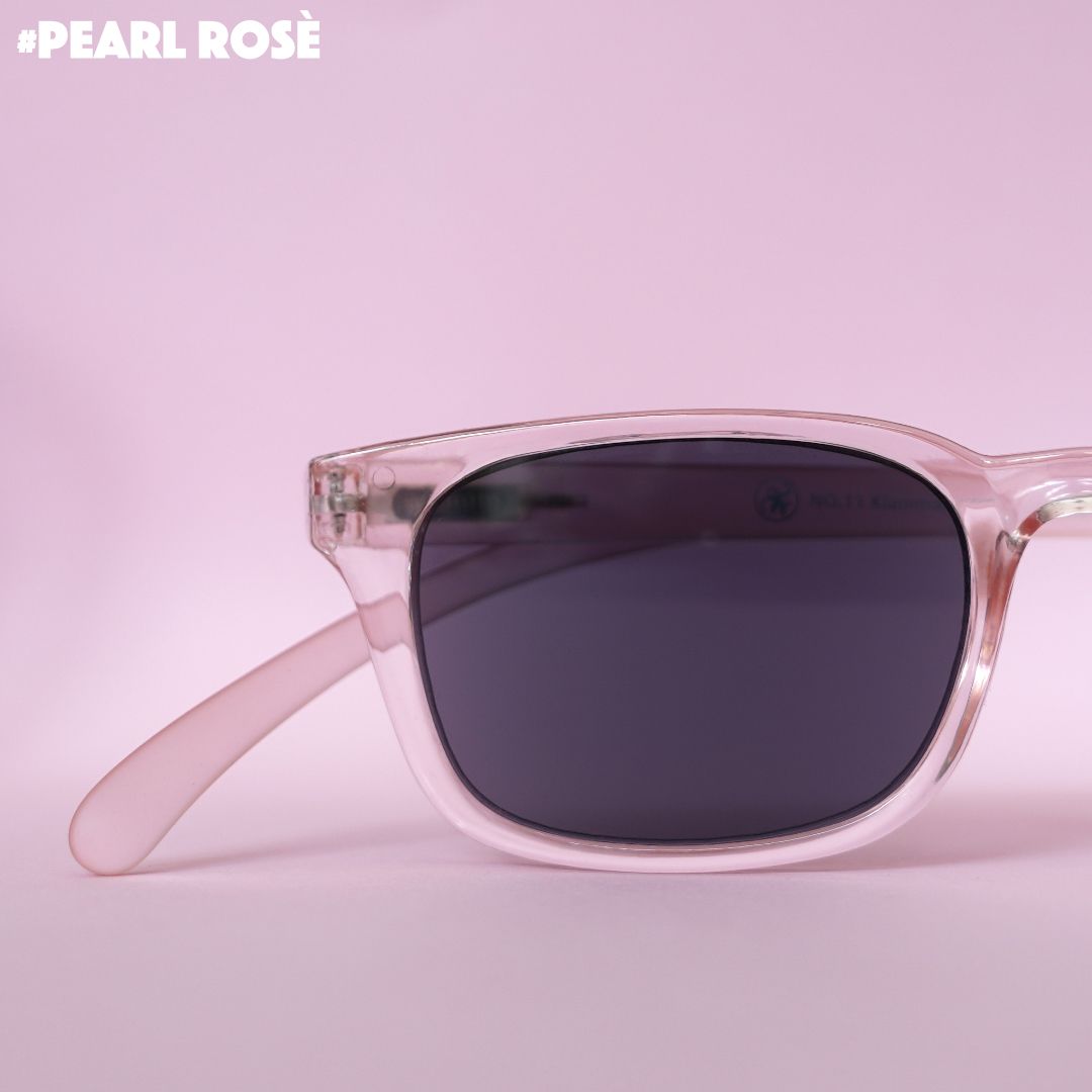 Rosé transparente Brille auf pinkem Hintergrund.