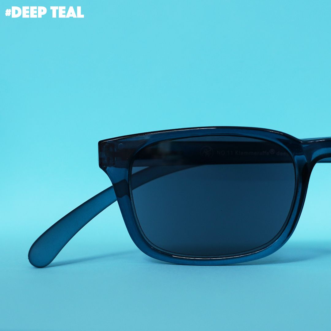 Blaue transparente Brille auf blauem Hintergrund.