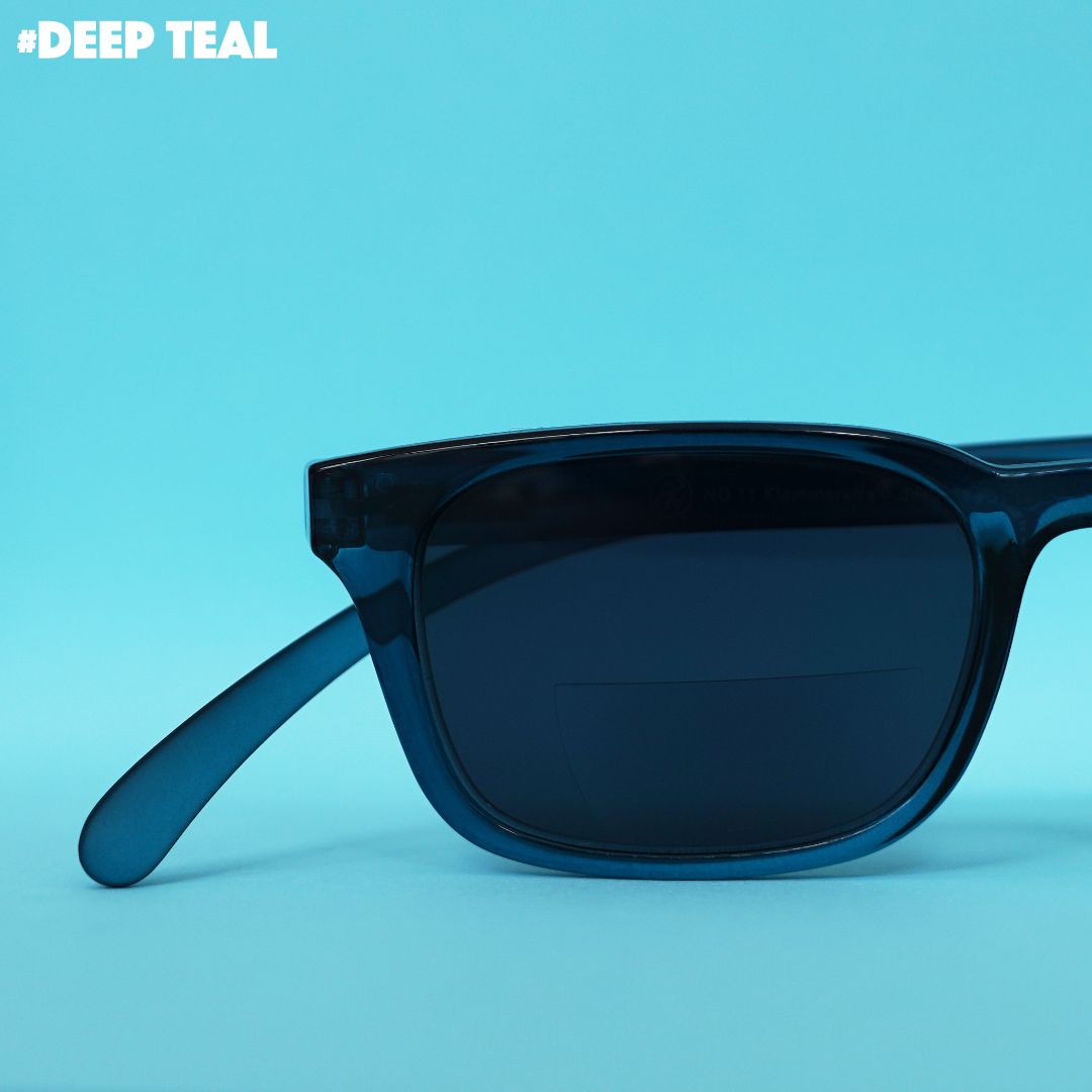 Eine blaue transparente Sonnenbrille auf blauem Hintergrund.