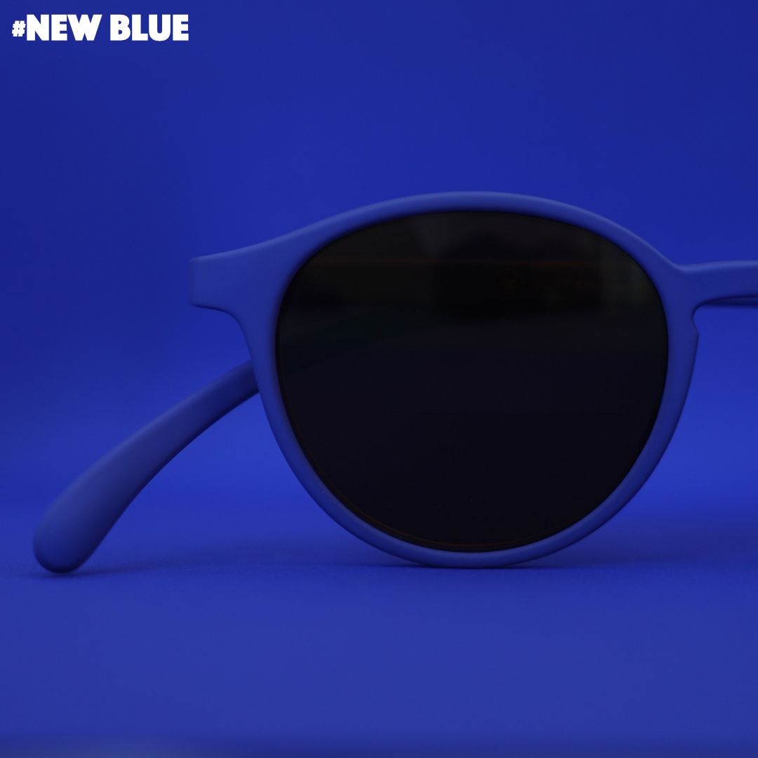 Eine blaue Bifokal-Sonnenbrille auf blauem Hintergrund.