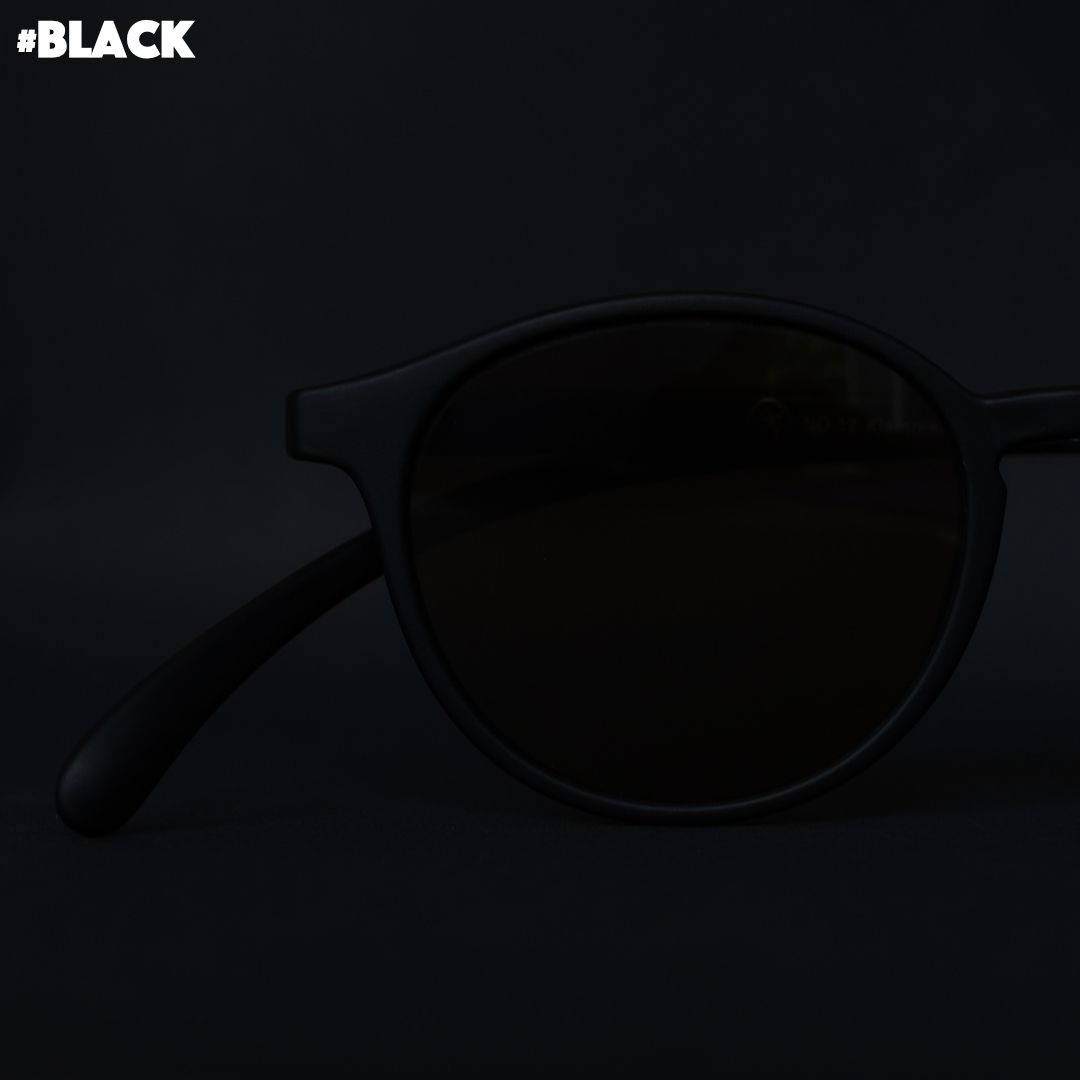 Eine schwarze Sonnenbrille auf schwarzem Hintergrund.