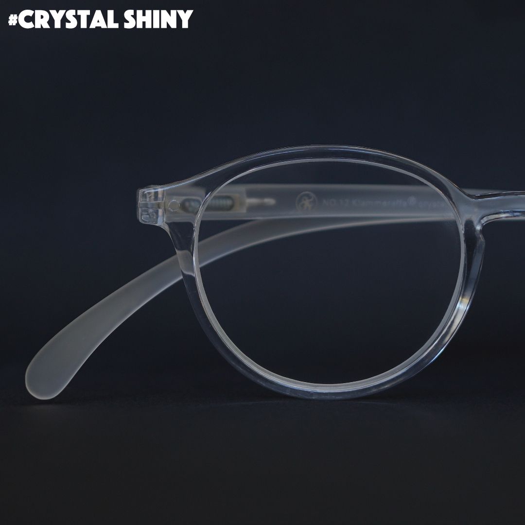 Eine weiß transparente Brille auf schwarzem Hintergrund.