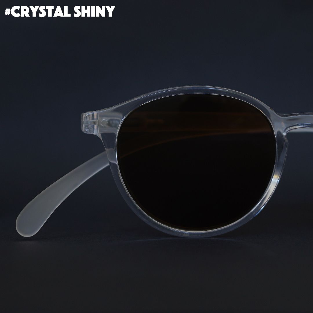 Eine weiß transparente Bifokal-Sonnenbrille auf schwarzem Hintergrund.