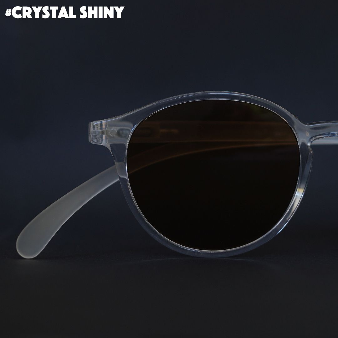 Eine weiß transparente Sonnenbrille auf schwarzem Hintergrund.