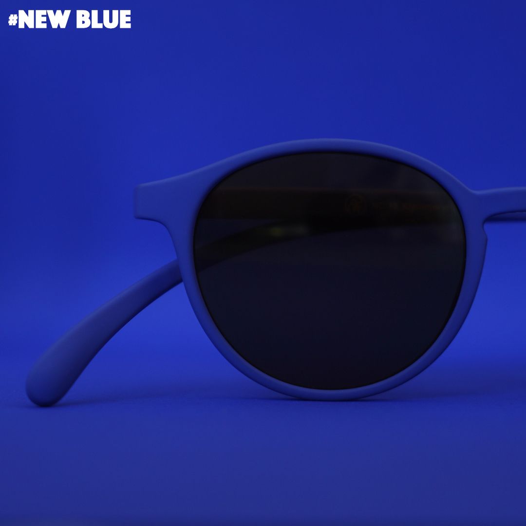 Eine blaue Sonnenbrille auf blauem Hintergrund.