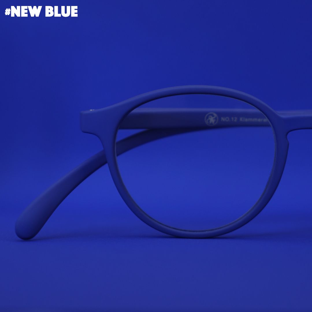 Eine blaue Brille auf blauem Hintergrund.