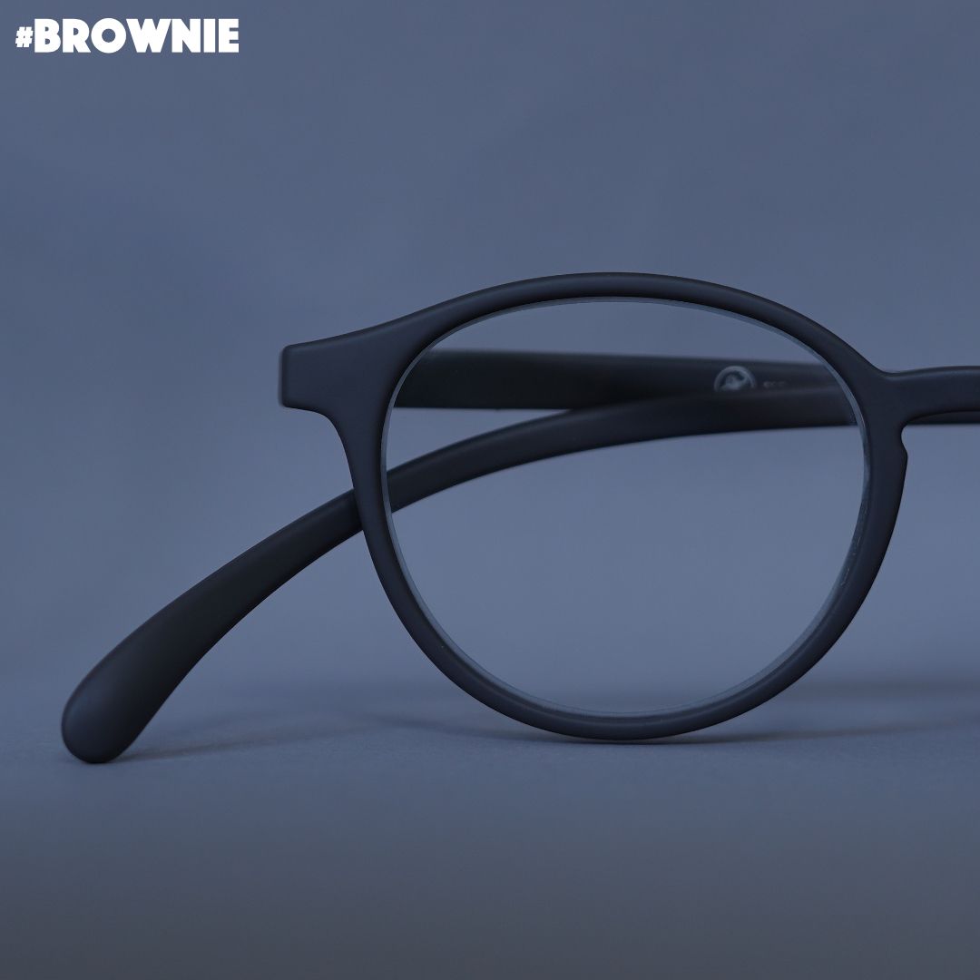 Eine braune Brille auf braunem Hintergrund.