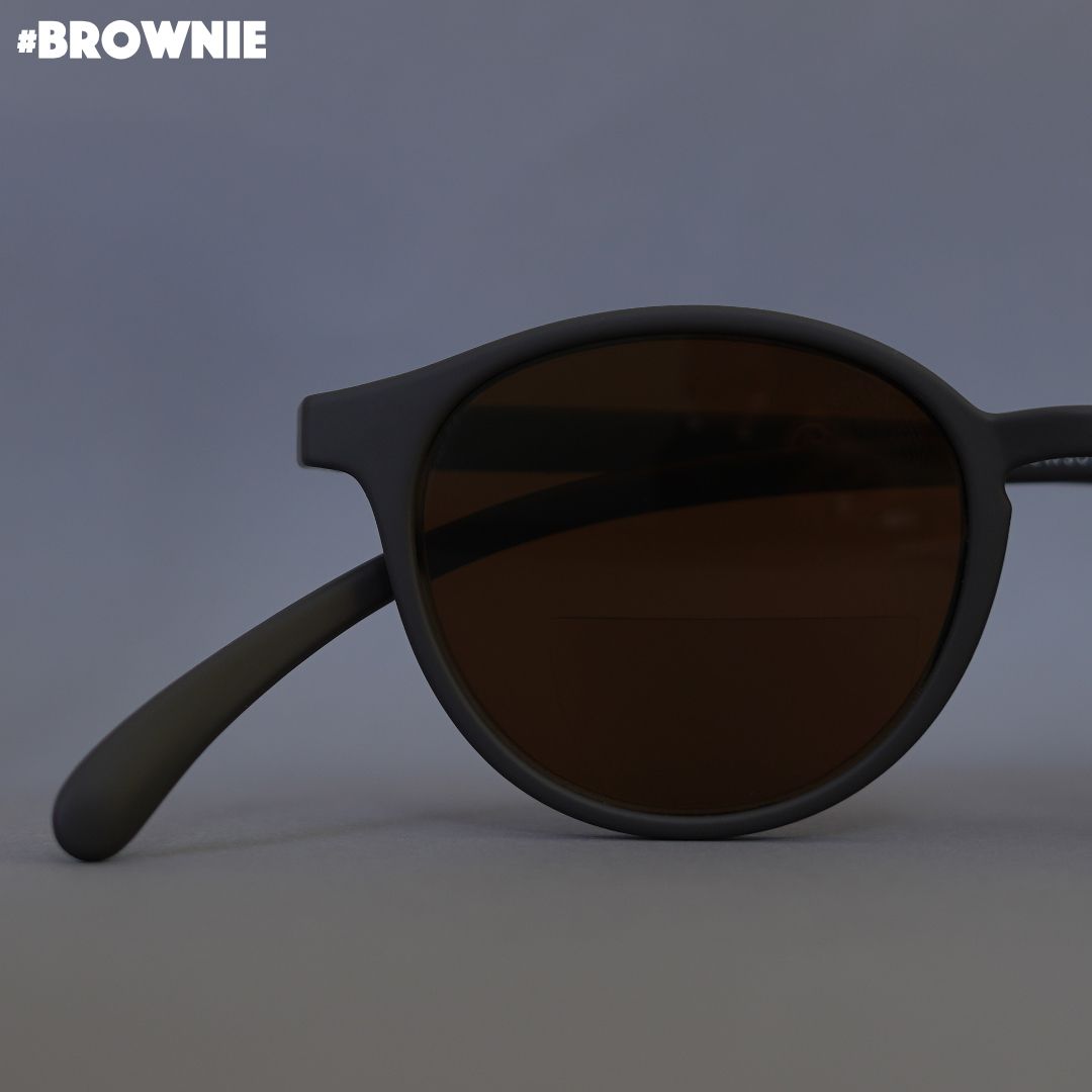 Eine braune Bifokal-Sonnenbrille auf braunem Hintergrund.