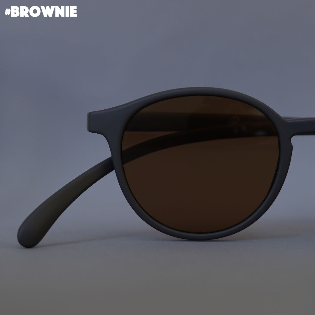 Eine braune Sonnenbrille auf braunem Hintergrund.