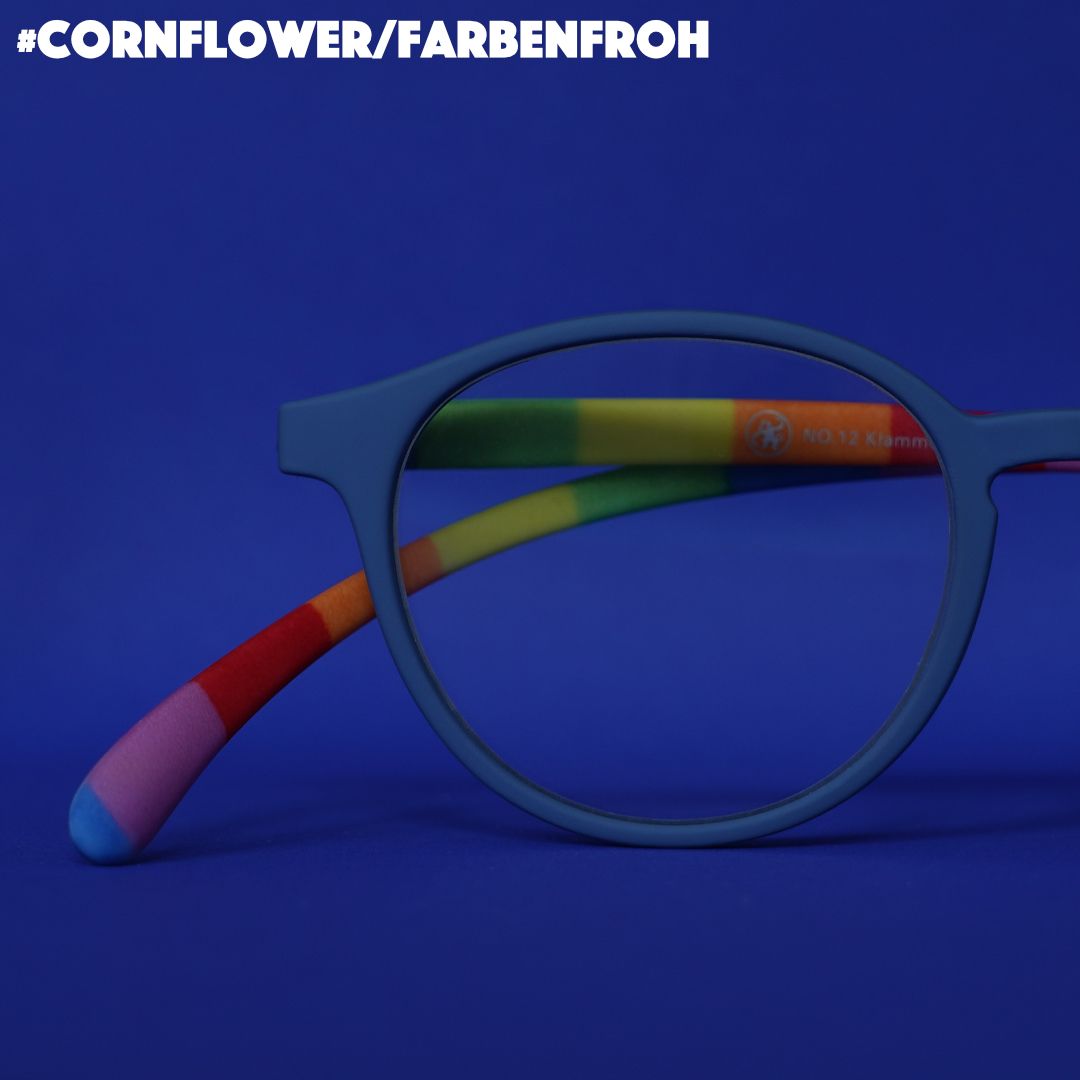 Eine blaue Brille mit bunt gestreiften Bügeln auf blauem Hintergrund.