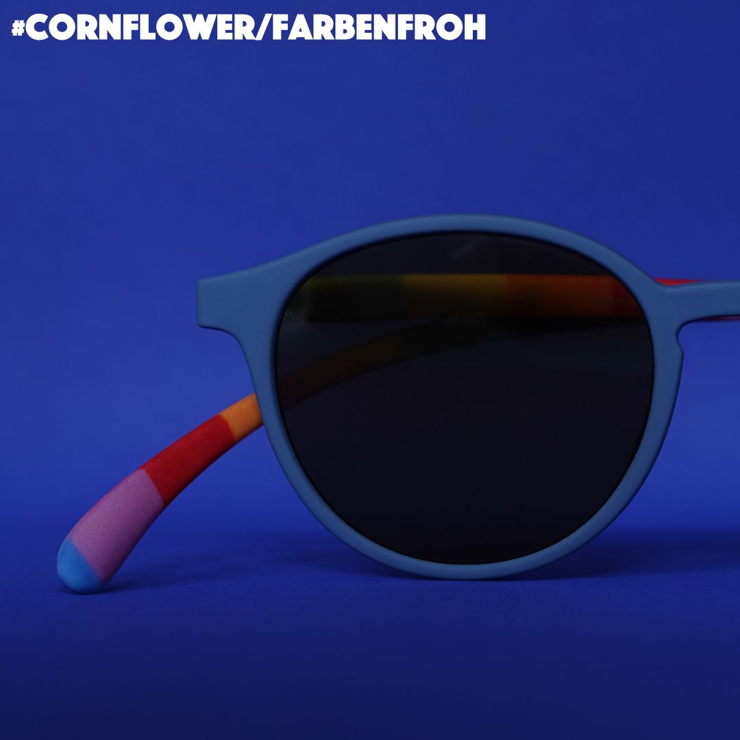 Eine blaue Sonnenbrille mit bunt gestreiften Bügeln  auf blauem Hintergrund.