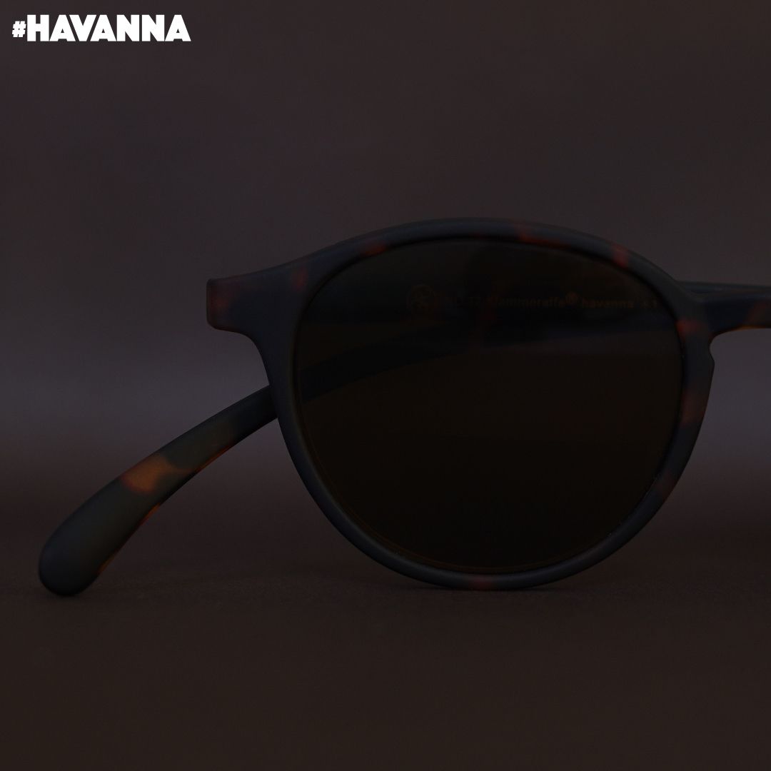 Eine Havanna farbene Bifokal-Sonnenbrille auf braunem Hintergrund.
