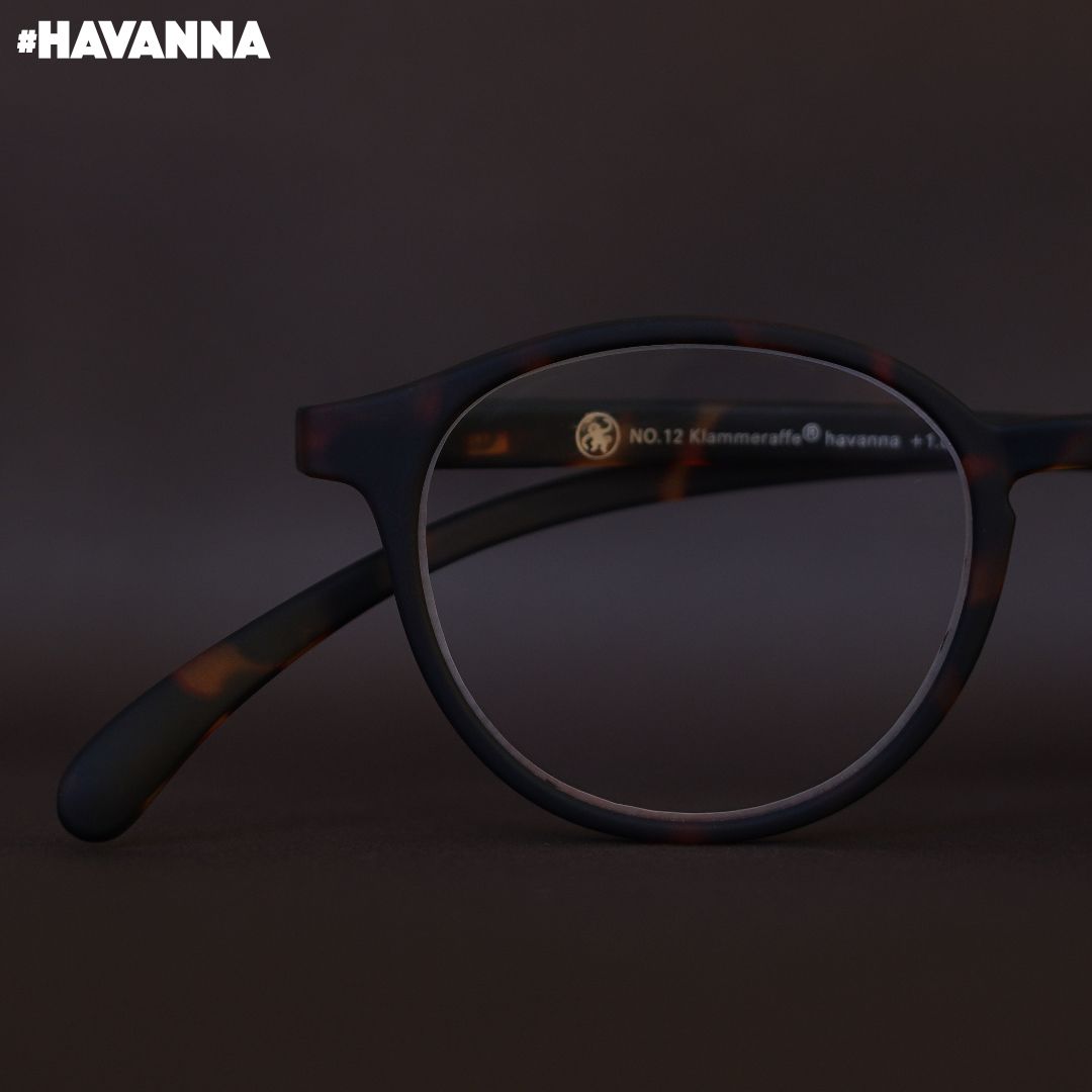 Eine Havanna farbene Brille auf braunem Hintergrund.