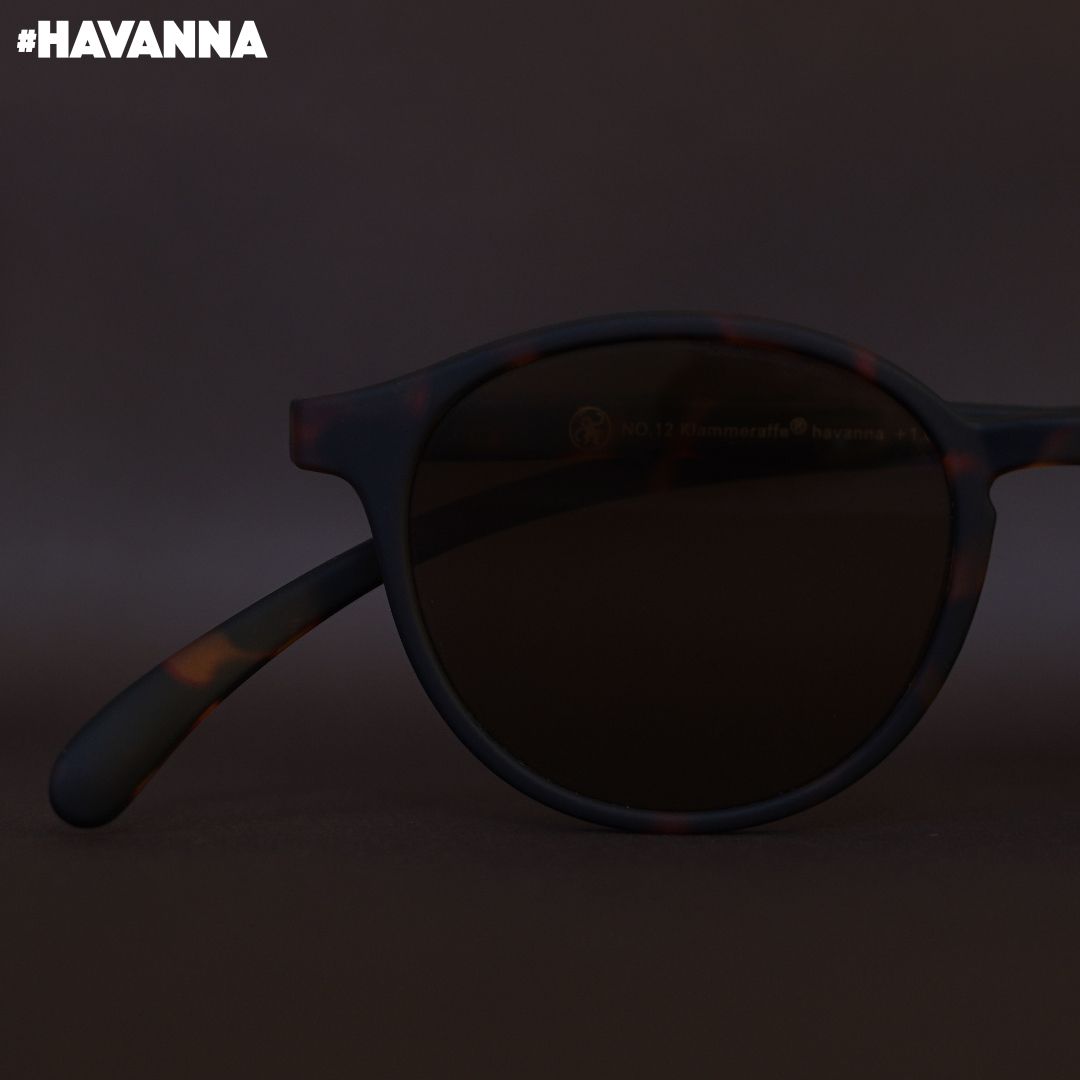 Eine Havanna farbene Sonnenbrille auf braunem Hintergrund.