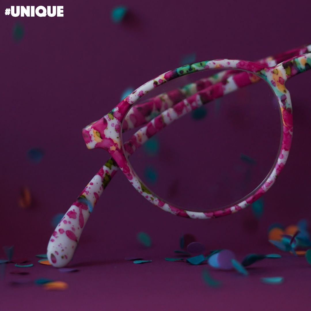 Brille mit Blumenmuster, lila Hintergrund, Konfetti, #EINZIGARTIG.