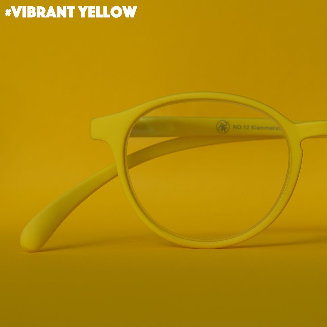 Eine gelbe Brille auf gelbem Hintergrund.