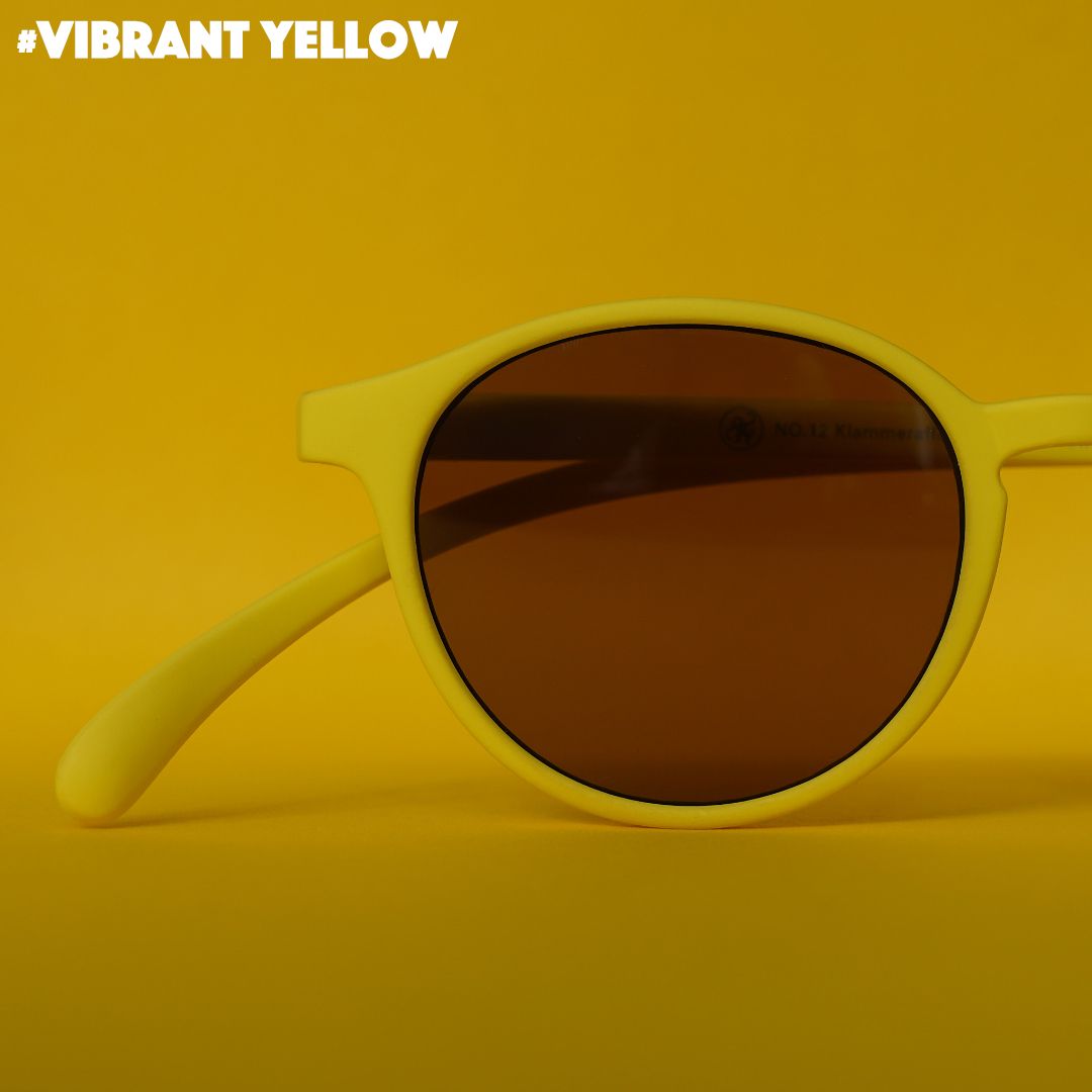 Eine gelbe Sonnenbrille auf gelbem Hintergrund.