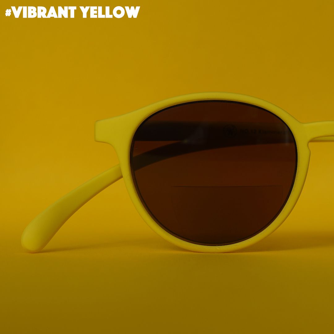 Eine gelbe Bifokal-Sonnenbrille auf gelbem Hintergrund.