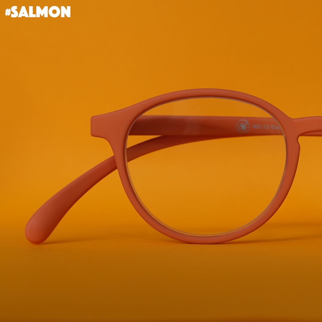 Eine orange farbene Brille auf orangenem Hintergrund.