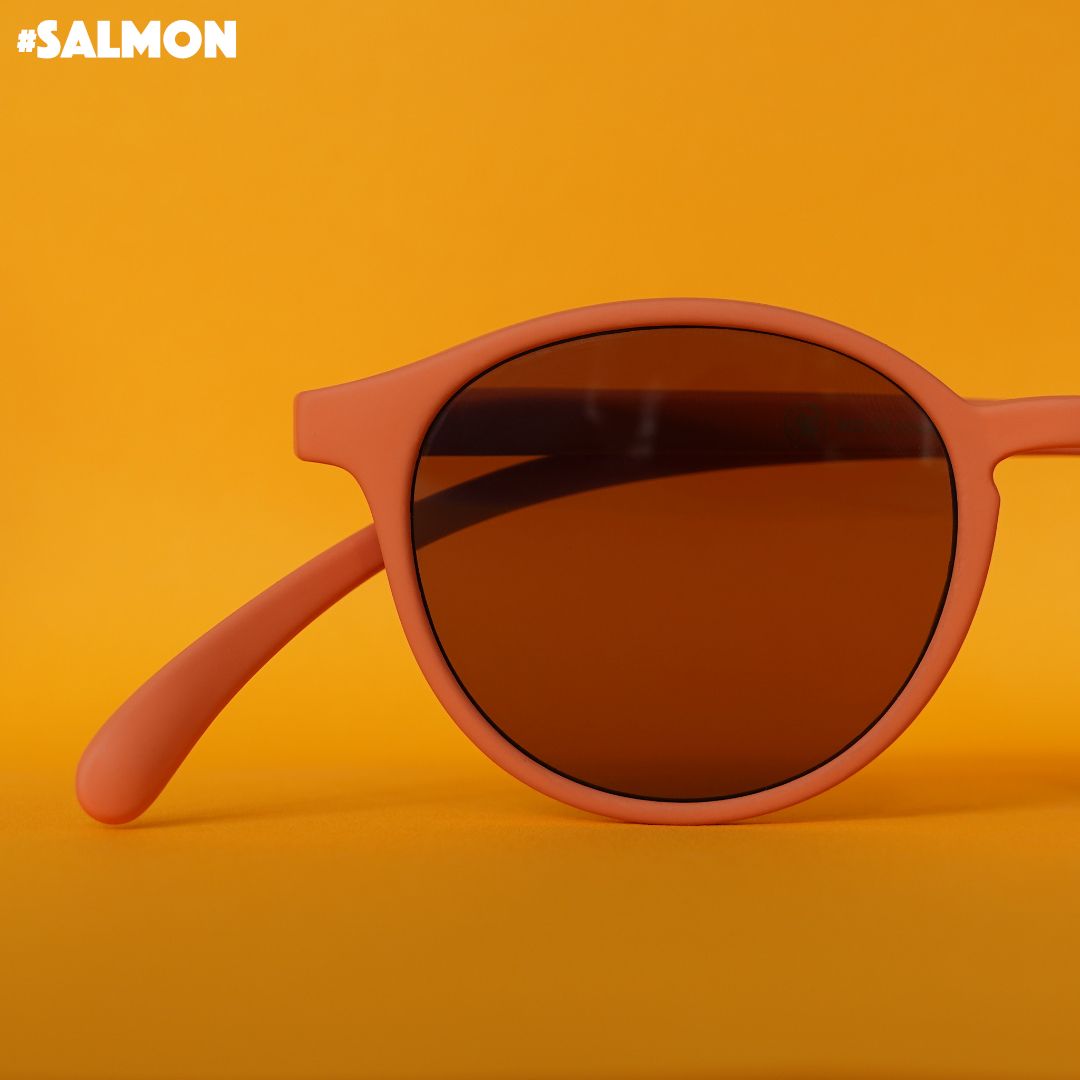 Eine orange farbene Sonnenbrille auf orangenem Hintergrund.