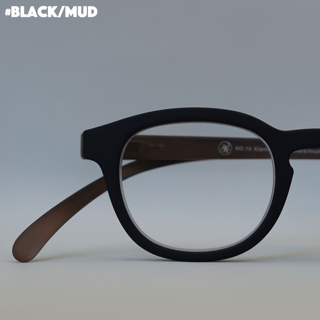 Schwarz braune Brille auf grauem Hintergrund.