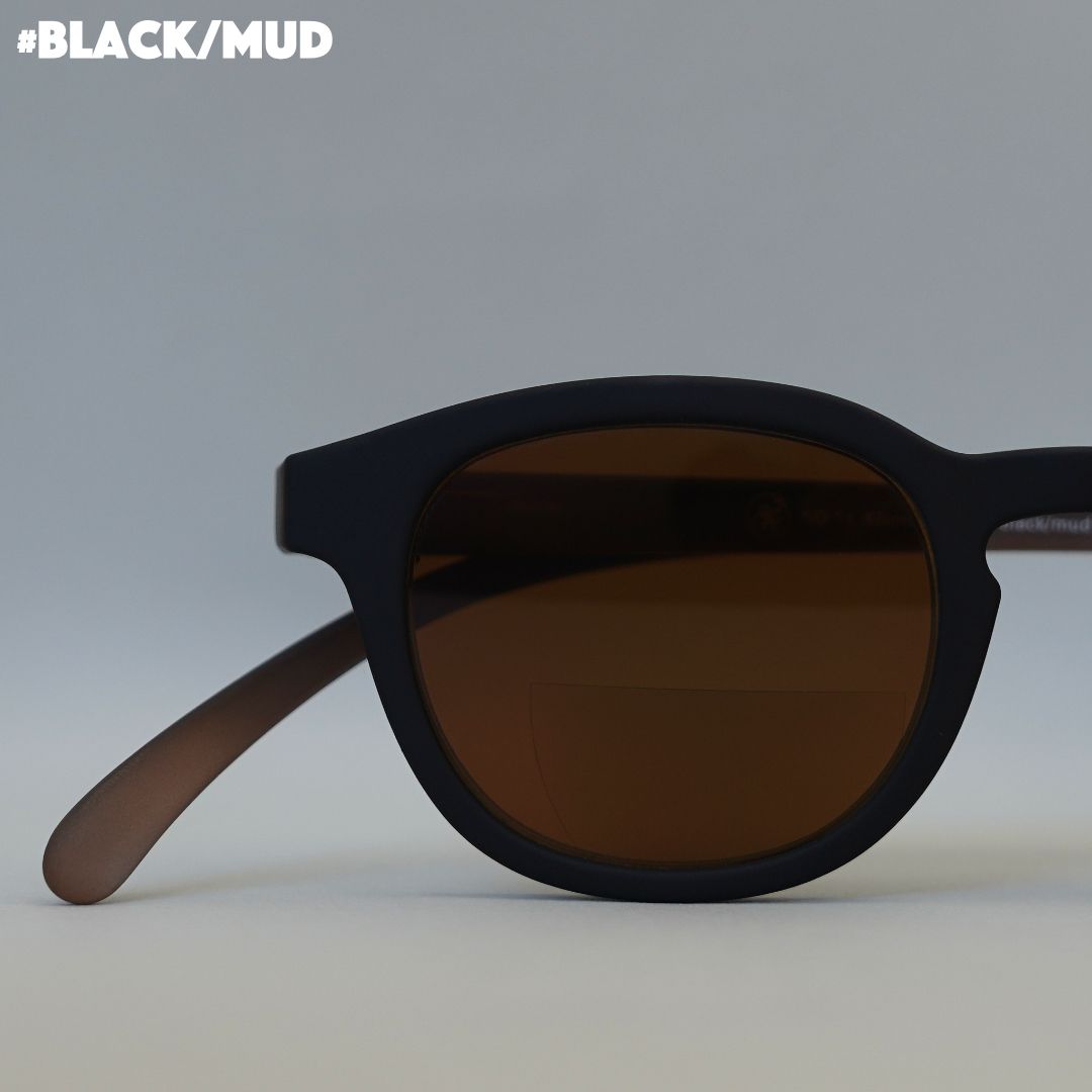 Schwarz braune Brille auf grauem Hintergrund.