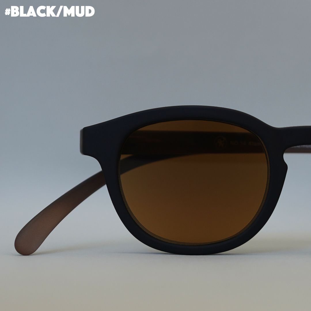 Schwarz braune Brille auf grauem Hintergrund.